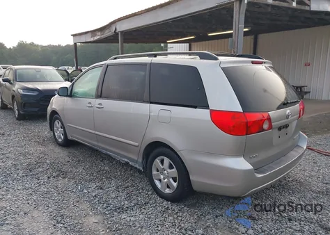 2010 Toyota Sienna Le z USA, uszkodzony, nr VIN 5TDKK4CC2AS302601